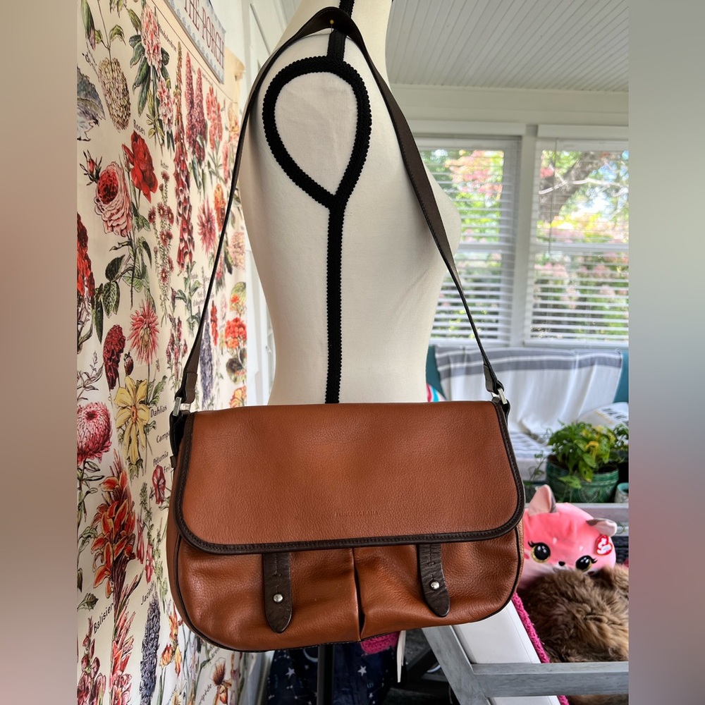 Francesco Biasia shoulder bag leather, caramel color with deep brown piping.